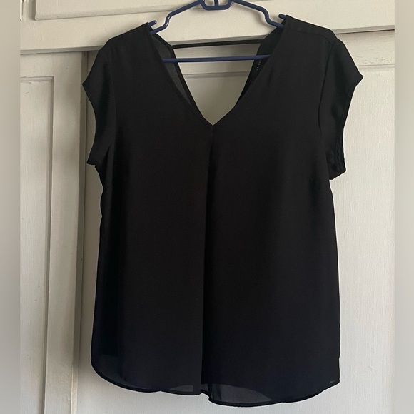 Halogen Black V-Neck Short Sleeve Top. Pre-Owned. - Picture 3 of 7